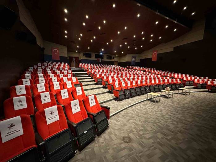 Sultanbeyli’de Kültür Merkezinin Koltukları Gazze’de Katledilen Çocuklara Ayrıldı