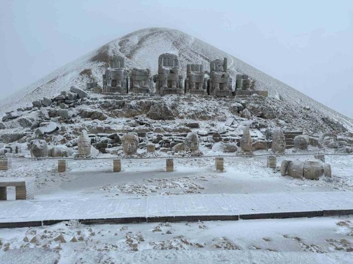 Nemrut’a Mevsimin İlk Karı Yağdı