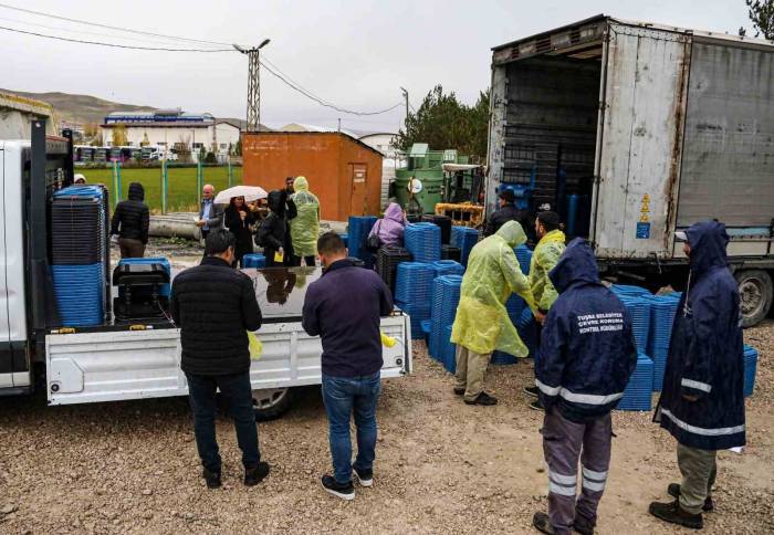 Van Büyükşehir Belediyesi 13 İlçeye 3 Bin Adet Plastik Sıfır Atık Kutusu Dağıttı