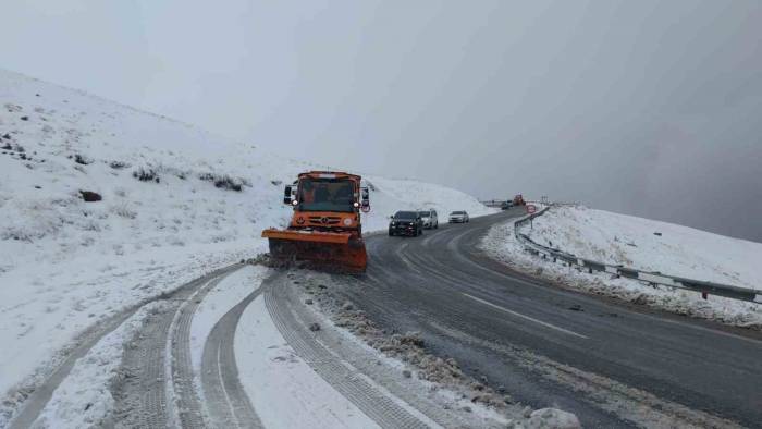 Van’da 2 Bin 730 Rakımlı Güzeldere Geçidi’nde Kar Yağışı