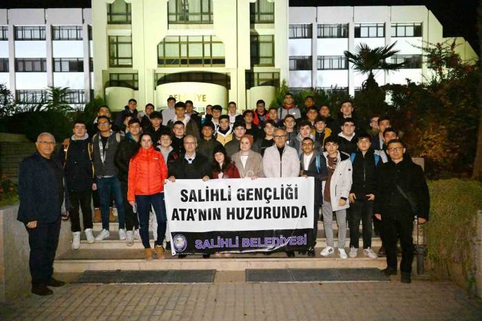 Salihli’de Liseli Gençler Ankara’ya Uğurlandı