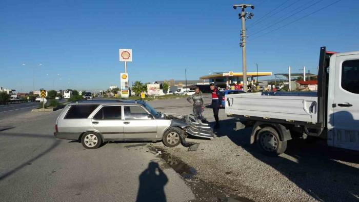Antalya’da Otomobil İle Kamyonetin Çarpıştığı Kaza Kamerada