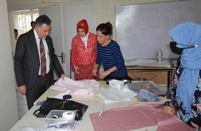 Bayraklı’da Hobi Ve Meslek Kurslarına Bu Yıl Bin 400 Kadın Katıldı