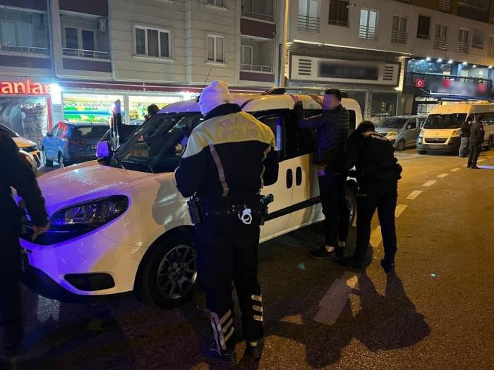 Bursa Polisi Ruhsatsız Silah, Fişek Ve Uyuşturucu Ele Geçirdi