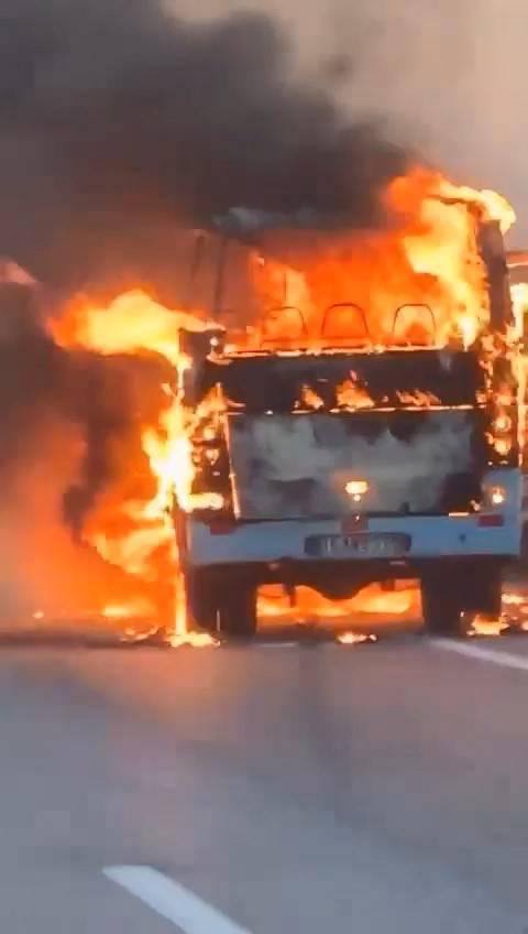 Mevsimlik İşçi Taşıyan Servis Alev Alev Yandı