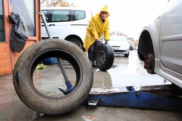 Yağış Geldi, Yasak Başlamadan Oto Lastikçilerde Yoğunluk Başladı