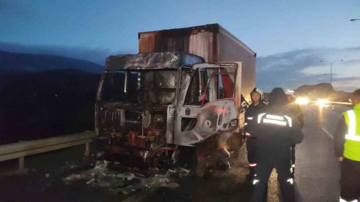 Bursa’da Yanan Kamyon Kullanılamaz Hale Geldi