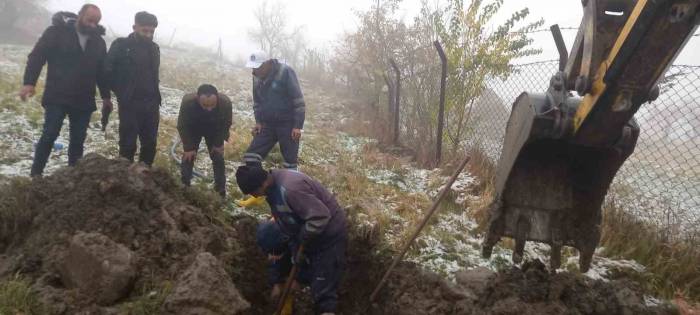 Belediye Ekipleri Olumsuz Hava Şartlarına Rağmen Arızaları Gideriyor