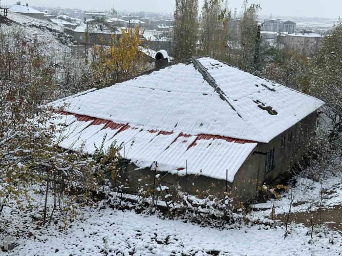 Yüksekova Beyaza Büründü