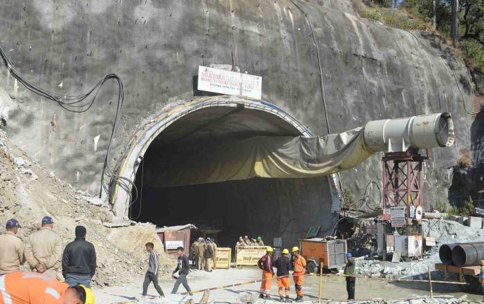 Hindistan’da Tünelde Mahsur Kalan İşçilerin İlk Görüntüleri Yayınlandı