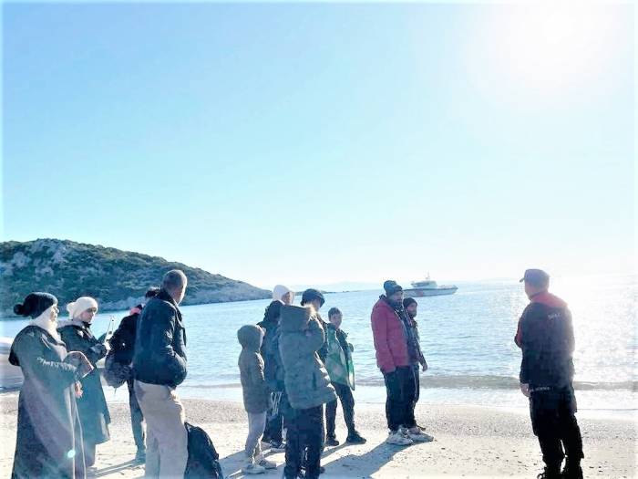 İzmir’de 37 Düzensiz Göçmen Kurtarıldı, 14’ü Yakalandı