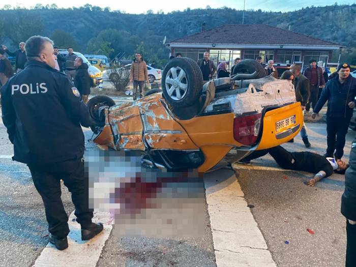 Karşı Şeride Uçup Otomobille Kafa Kaya Çarpıştı: 1 Ölü, 4 Yaralı