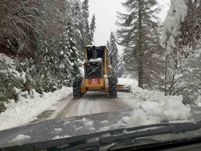 Kastamonu’da Kar Sebebiyle Kapanan 45 Köy Yolunda Çalışmalar Sürüyor