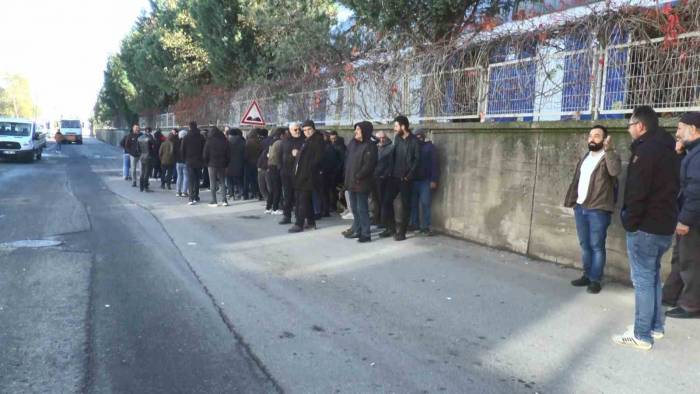 Maaşlarını Alamayan İşçiler Fabrikayı Bastı