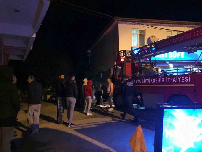 Sakarya’da Korkutan Yangın: Odunluk Alev Topuna Döndü, Mahalleli Sokağa Döküldü