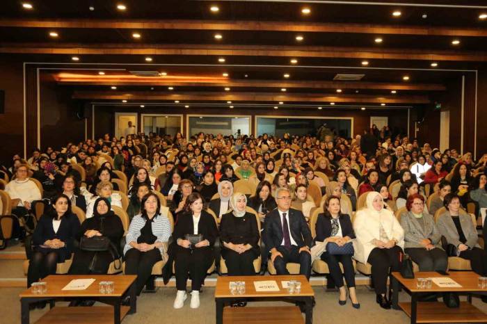 Akademisyen Anne, Dünya Çocuk Hakları Etkinliğinde Sivaslılarla Buluştu