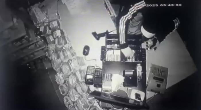 Sultanbeyli’de İş Yerlerine Dadanan Hırsızın Para Çaldığı Anlar Kamerada