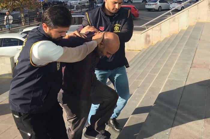 Eski Eşini Öldürdüğü Suçlamasıyla Yakalanan Zanlı Adliyede