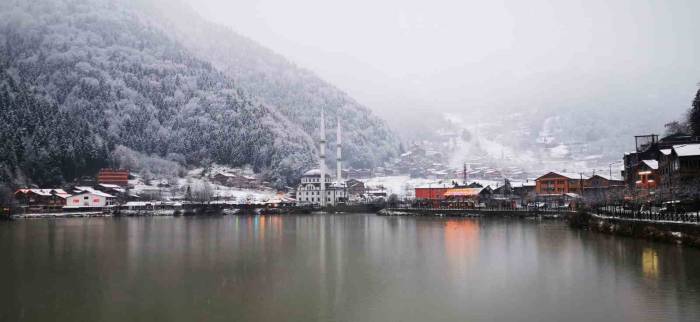 Uzungöl’e Mevsimin İlk Karı Yağdı, Göl Çevresi Beyaz Örtüyle Kaplandı