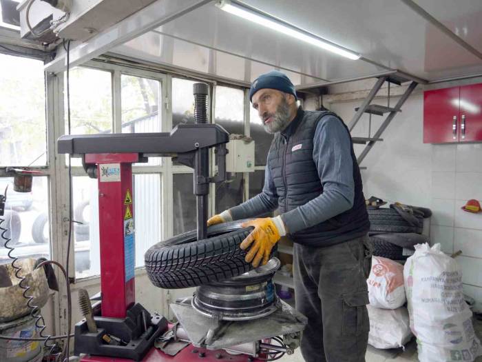 Kar Yağışları Vatandaşları Lastikçilere Yönlendirdi: Uzmanlardan Kaliteli Lastik Uyarısı