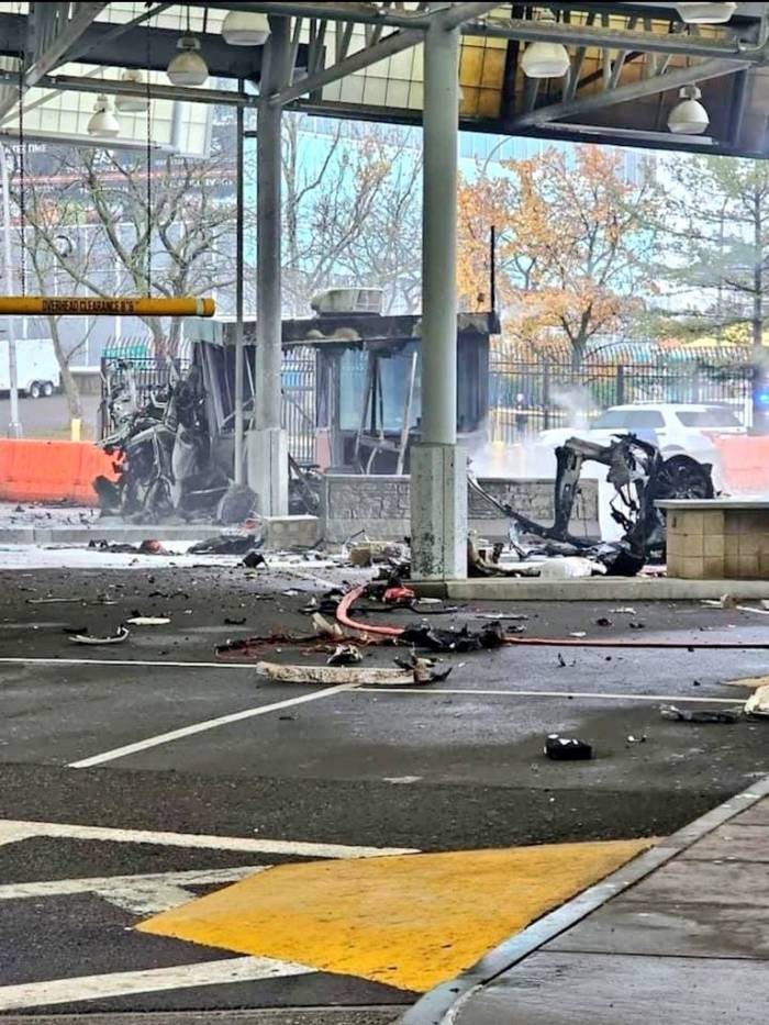 Abd-kanada Sınırında Araçta Patlama