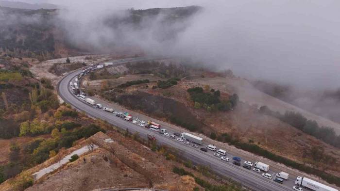 Burdur-antalya Karayolu’nda Tır Makasladı, Kilometrelerce Araç Kuyruğu Oluştu