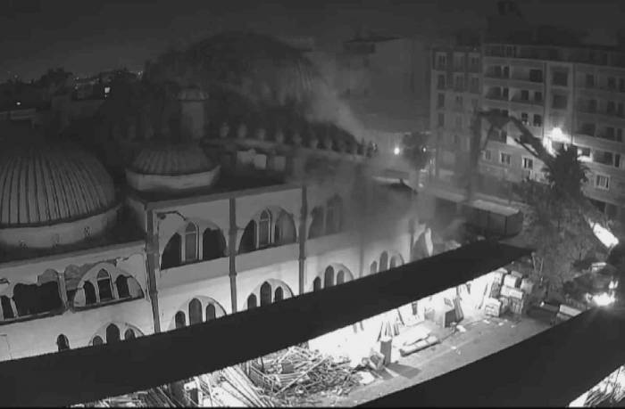 Ağır Hasarlı Cami Yıkım Esnasında Çöktü, O Anlar Kamerada