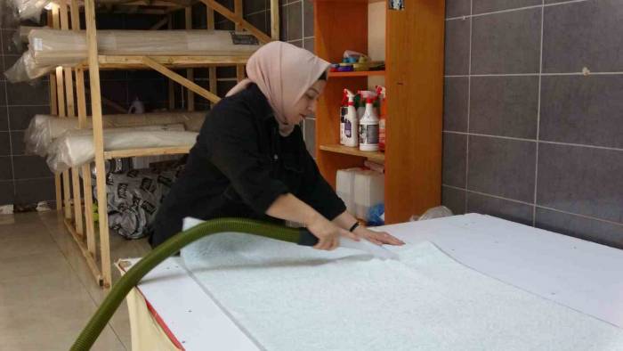 Vefat Eden Annesinin Sakladığı Altınlar Yıkamaya Verdiği Halının İçinden Çıktı