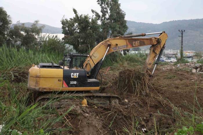 Hatay Büyükşehir Belediyesi Dereleri Islah Ediyor