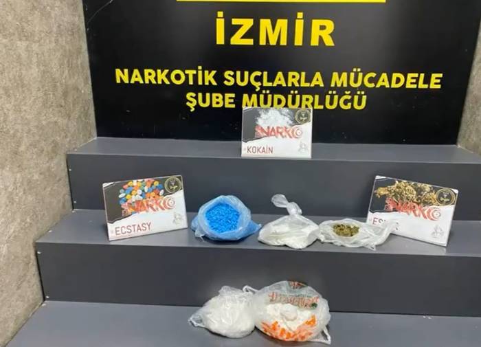 İzmir’de Durdurulan Araçtan 2 Kiloya Yakın Kokain Ele Geçirildi