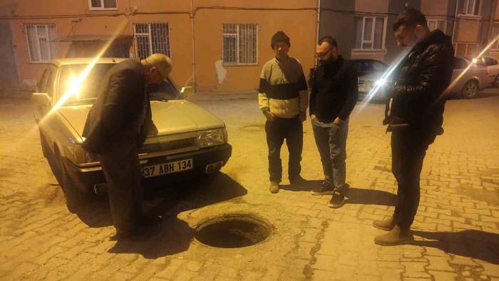 Otomobil Kapağı Çalınan Rögara Düştü