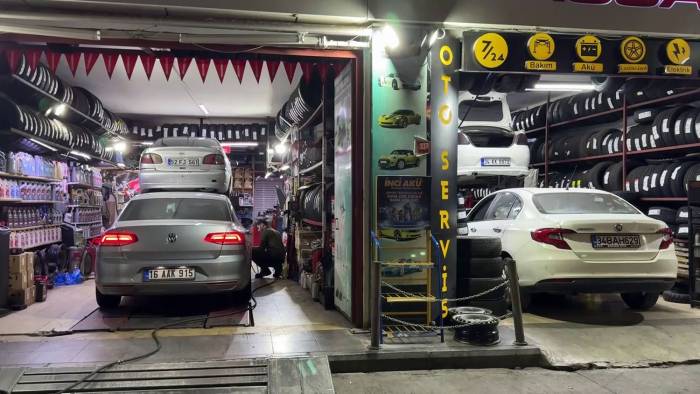 İstanbul’da Lastikçilerin Gece Mesaisi