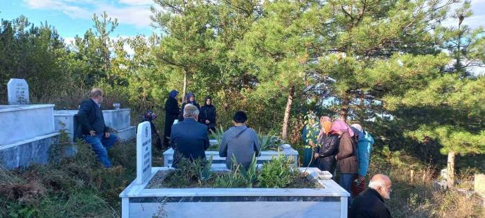 Merhum Öğretmen Kabri Başında Anıldı