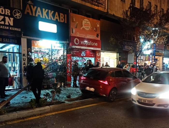 Kontrolü Kaybedince Aracıyla Kaldırıma Çıktı