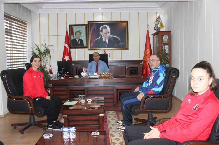 Kaymakam Ünal, Başarılı Sporcuları Makamında Kabul Etti