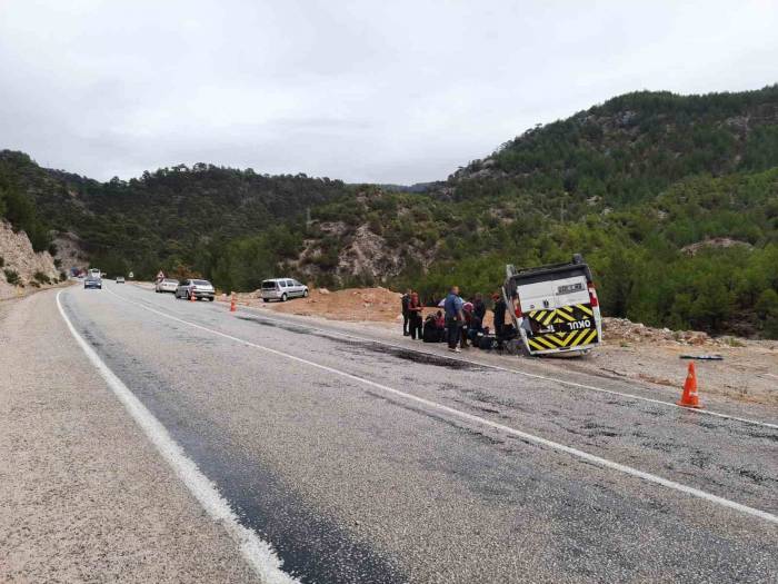 Seydikemer’de Servis Aracı Devrildi: 9 Yarlı