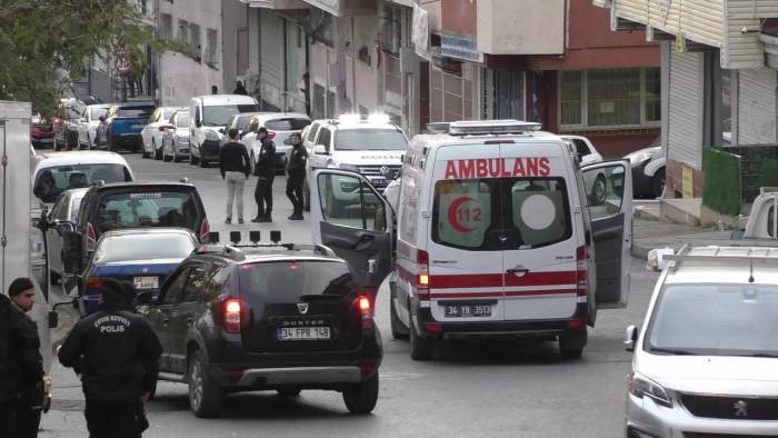 Sultangazi’de Dehşet: Boşanmak Üzere Olduğu Eşini Evde Kaçan Üvey Kızını Sokak Ortasında Öldürüp İntihar Etti