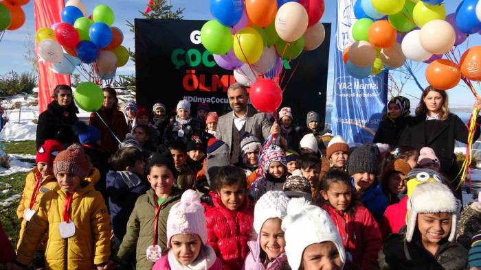 Gazzeli Çocuklar İçin Gökyüzüne Balon Bırakıldı