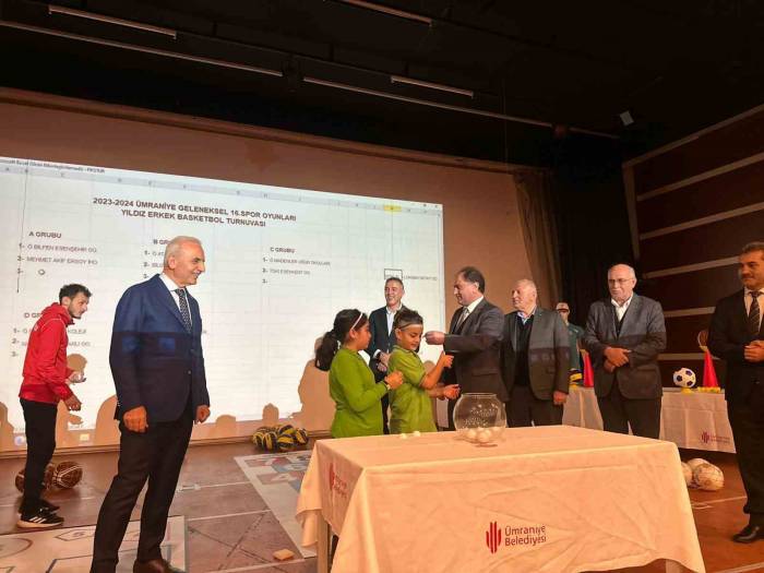 Ümraniye Belediyesi İlçedeki Okullara Spor Malzemesi Desteği Sağladı