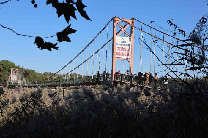 Adana’da Köprüde Vahşet: 2 Genç Bıçaklanarak Öldürüldü