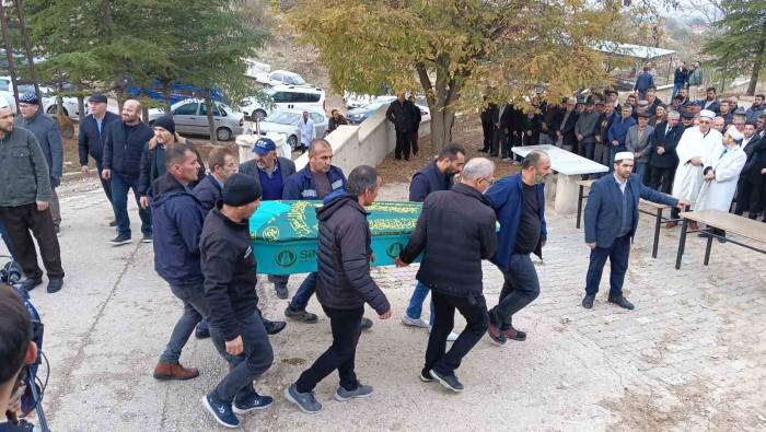 Komşuları Tarafından Öldürülen Aynı Aileden 5 Kişi Son Yolcuklarına Uğurlandı