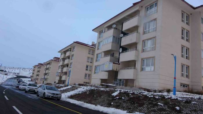 Ardahan Üniversitesinde Camdan Düşen Kadın Hayatını Kaybetti