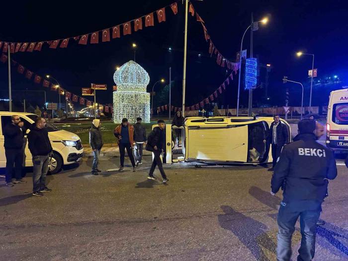 Batman’da Sürücünün Kontrolünden Çıkan Otomobil Yan Yattı: 2 Yaralı