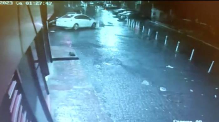Cihangir’de Dövmeci Kıza Kapkaç Kamerada: Yere Savruldu, Çanta Askısıyla Aracı Kovaladı