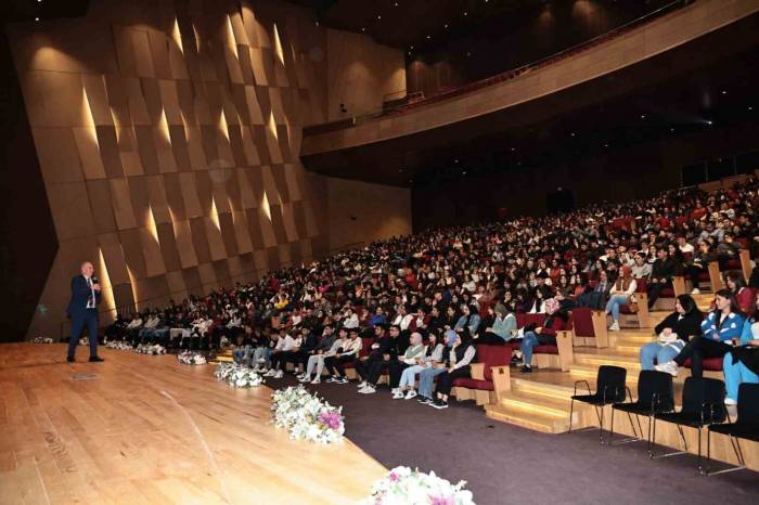 Büyükşehirle Gençlik Buluşmaları, Gri Koç’u Ağırladı