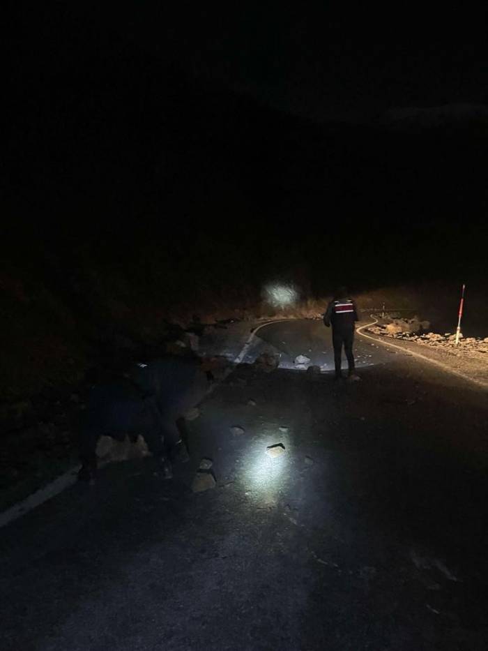 Depremde Yola Kaya Parçaları Düştü