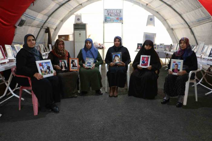 Evlat Nöbetindeki Anne, Pkk’nın Elinde Olan Kızının Öğretmenler Günü’nü Kutladı