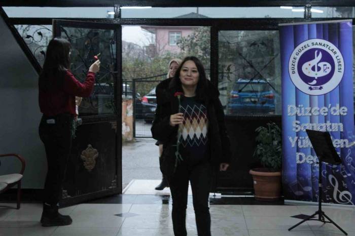 Öğrencilerden Öğretmenlere Sürpriz Karşılama