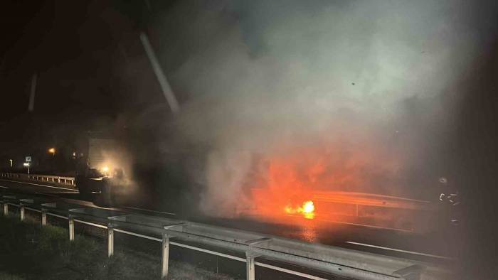 Alevlere Teslim Olan Tırı İtfaiye Ekipleri Söndürdü