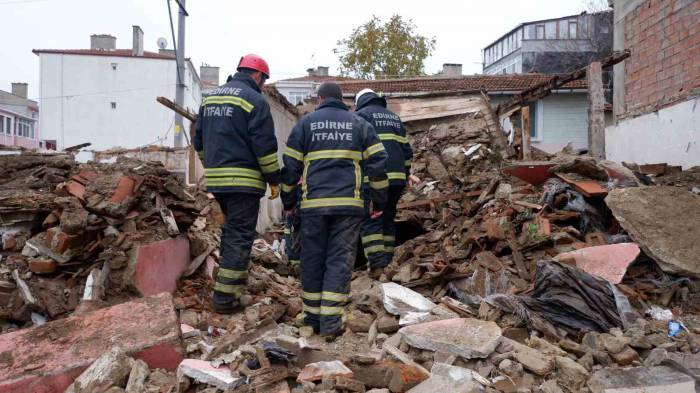 Edirne’de Metruk Bina Çöktü: 2 Kişi Enkaz Altında Kaldı